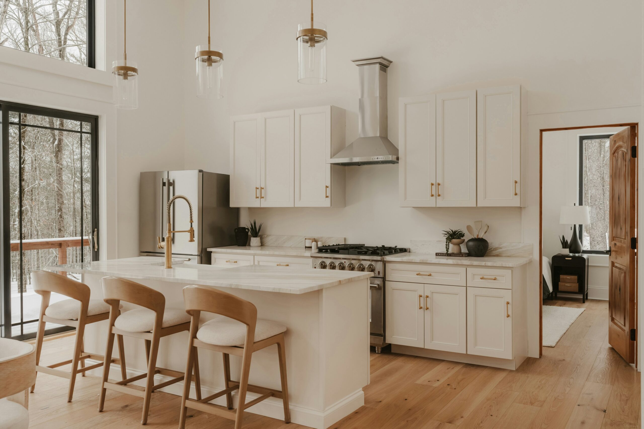 Transitional Kitchen – Warm White & Natural Oak